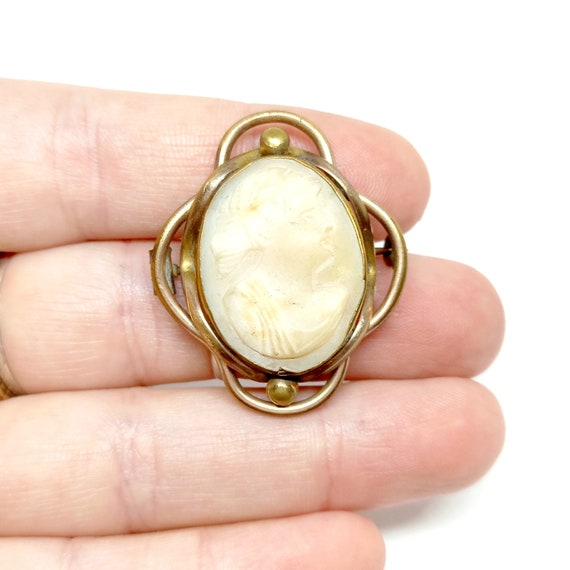 Broche Antique En Or 18K Avec Camée Blanc Sur Coquille - Représentant Une Jeune Femme - Occasion