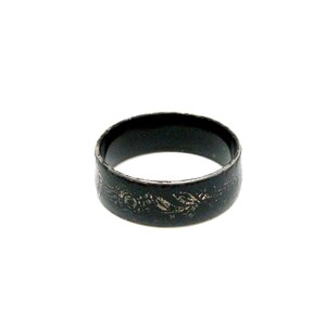 K&ouml;nnte beinhalten: Ein schwarzer Metallring mit einem dekorativen Design. Der Ring ist schlicht und elegant.
