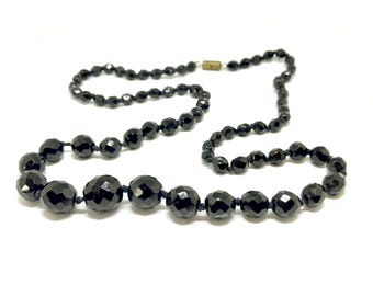 Collar vintage de azabache francés con cuentas de vidrio negro estilo art déco, años 30 y 40, con nudos.