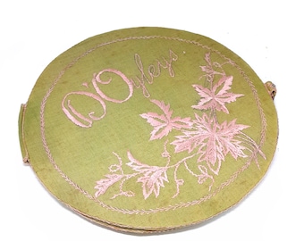 Estuche antiguo para tapete bordado a mano, años 20 y 30, D’oyleys, verde y rosa, bordado vintage.