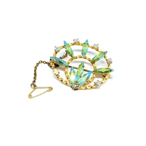 Rhinestone Brooch Sparkly Jewellery Green Rhinestone Wreath 1950s Vintage Gold Leaves with Safety Chain