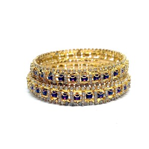 Pode incluir: Três pulseiras de ouro com strass quadrados transparentes e roxos.