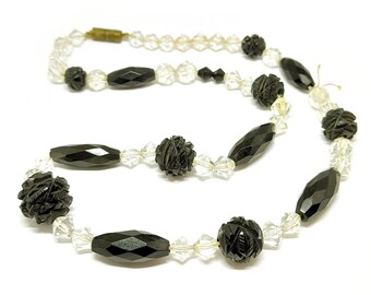 Collar Art Deco Whitby Azabache Tallado y Cuentas de Vidrio Transparente Joyería Antigua Años 1920 y 1930