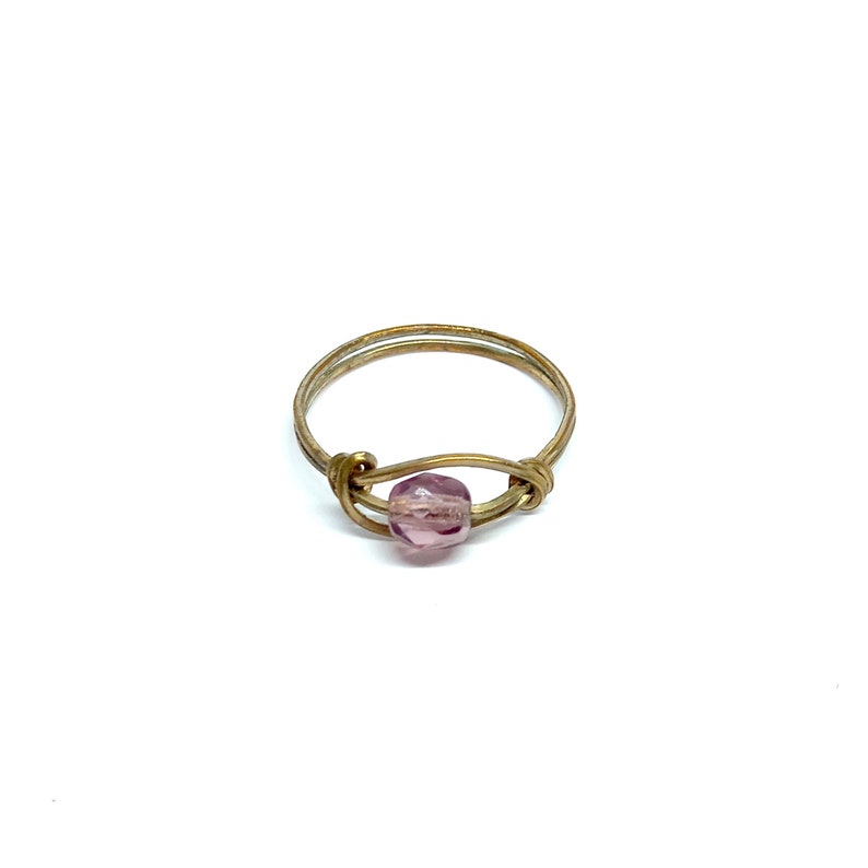 Vintage 1970s Wire Wrap Ring Gold Amethyst Glass Bead Stacking Ring Large Size T 1/2 imagen 4