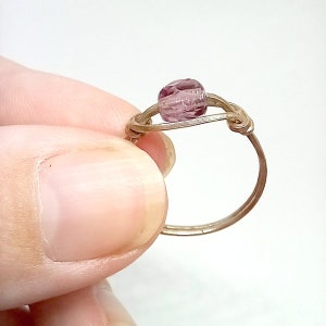 Vintage 1970s Wire Wrap Ring Gold Amethyst Glass Bead Stacking Ring Large Size T 1/2 imagen 6