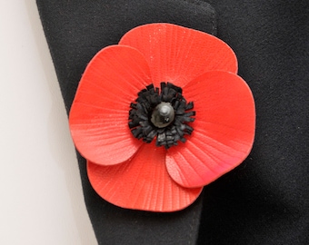 Poppy brooch in leather and glass pearl