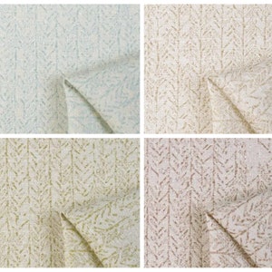 Könnte beinhalten: Vier Stoffmuster mit einem dezenten, strukturierten Muster aus kleinen, sich wiederholenden Pfeilen. Die Muster sind in den Farben Hellblau, Beige, Grün und Rosa.