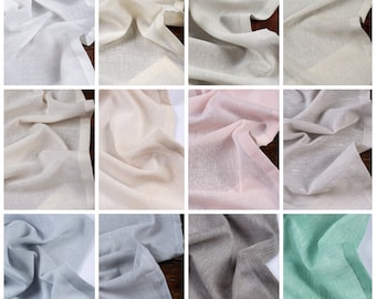 Könnte beinhalten: Eine Collage aus 12 Stoffmustern in verschiedenen Farben und Texturen, darunter Weiß, Beige, Rosa, Grau und Grün. Der Stoff ist durchscheinend und hat eine Leinen-ähnliche Textur.