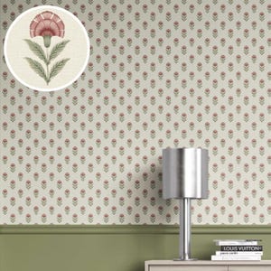 Può includere: Carta da parati floreale con un motivo ripetuto di piccoli fiori rosa e foglie verdi su sfondo crema. Un primo piano mostra un singolo fiore con un design dettagliato. Ideale per l'arredamento d'interni.