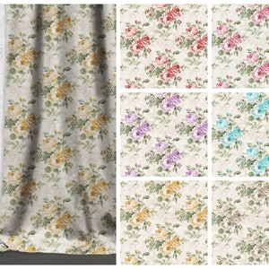 Könnte beinhalten: Ein Set mit 9 Stoffmustern, die ein Blumenmuster mit verschiedenen farbigen Rosen auf beigefarbenem Hintergrund zeigen. Die Muster sind in einem 3x3-Raster angeordnet.