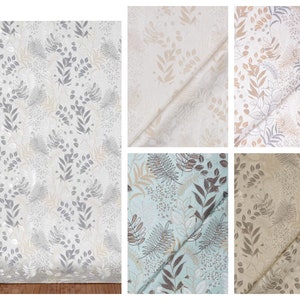 Op de afbeelding: Vier verschillende stofstalen met een bladmotief. De stalen zijn in de kleuren beige, bruin, grijs en blauw.