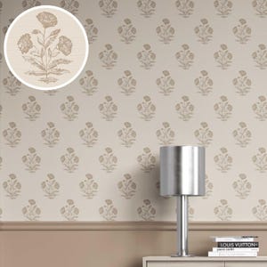 Może przedstawiać: Beżowa tapeta z powtarzającym się wzorem kwiatowym w stonowanym brązowym kolorze. Zbliżenie pokazuje kwiatowy wzór. Srebrna lampa i książki stoją na białej szafce przy ścianie.