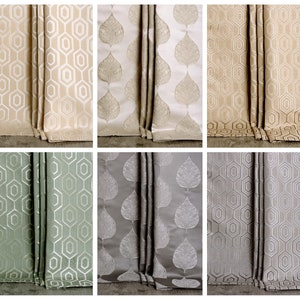 Puede incluir: Una colección de seis paneles de cortina de tela en varios colores. Los paneles presentan dos patrones distintos: un diseño geométrico de panal y un motivo de hoja estilizada. Los colores incluyen beige, crema, verde salvia y gris.