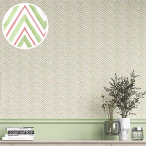 Może przedstawiać: Jasnozielona i biała tapeta w jodełkę z akwarelowym detalem wzoru w okręgu. Tapeta znajduje się na ścianie z zieloną listwą i półką z książkami i roślinami dekoracyjnymi.