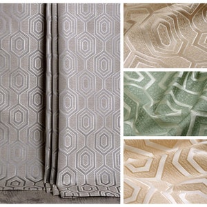 Puede incluir: Cuatro muestras de tela con un patrón geométrico de hexágonos. Las muestras son de diferentes colores: plateado, beige, verde y crema.
