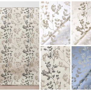Könnte beinhalten: Vier Stoffmuster mit einem sich wiederholenden Muster aus kleinen Blättern und Zweigen. Die Muster sind in vier verschiedenen Farben: beige, weiß, hellblau und creme.