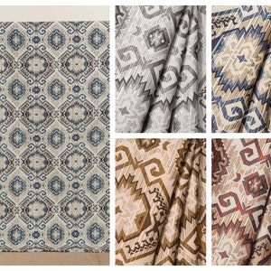 Könnte beinhalten: Eine Sammlung von fünf Stoffmustern mit verschiedenen geometrischen Mustern. Die Muster sind in Braun-, Blau-, Beige- und Rottönen gehalten.