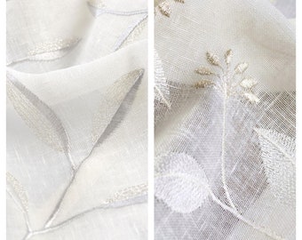 Witte transparante stof op maat gesneden. Huishoudtextiel met linnenstructuur. Multifunctioneel materiaal voor bloemenborduurwerk voor woondecoratie en raamdecoratie.
