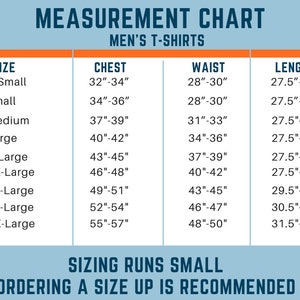 Puede incluir: Una tabla de tallas para camisetas con medidas en pulgadas para el pecho, la cintura y la longitud. La tabla incluye tallas desde la XS hasta la 5XL. El texto "Sizing runs small. Ordering a size up is recommended" est&aacute; en la parte inferior de la tabla.