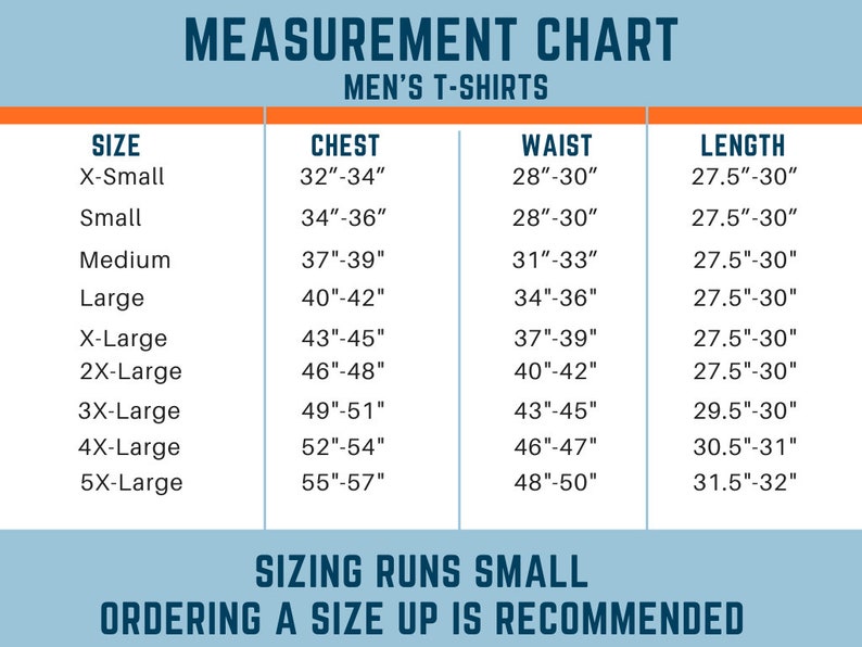 Puede incluir: Una tabla de tallas para camisetas con medidas en pulgadas para el pecho, la cintura y la longitud. La tabla incluye tallas desde la XS hasta la 5XL. El texto "Sizing runs small. Ordering a size up is recommended" est&aacute; en la parte inferior de la tabla.