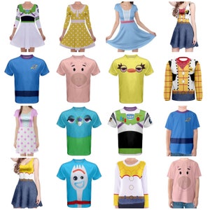Puede incluir: Una colecci&oacute;n de 14 camisetas y vestidos con tem&aacute;tica de Toy Story. Los personajes incluyen a Woody, Buzz Lightyear, Jessie, Hamm, Rex, Bo Peep, Forky y m&aacute;s.