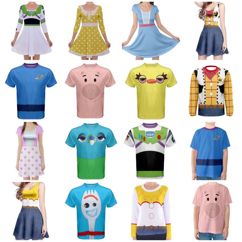 Puede incluir: Una colecci&oacute;n de 14 camisetas y vestidos con tem&aacute;tica de Toy Story. Los personajes incluyen a Woody, Buzz Lightyear, Jessie, Hamm, Rex, Bo Peep, Forky y m&aacute;s.