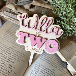 Dwa słodkie toppery na tort urodzinowy, Spersonalizowany dwa słodkie toppery na tort, Topper na tort urodzinowy na pierwsze urodziny, Topper na tort z imieniem, Topper na tort urodzinowy z jednym pączkiem