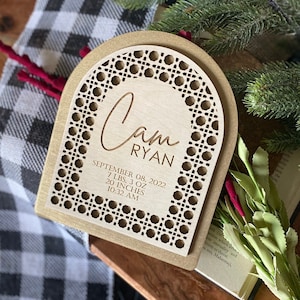 Targa con nome per bambino in rattan, regalo personalizzato per bambino, regalo per baby shower, annuncio del nome del bambino, supporto fotografico per neonato, annuncio di nascita in ospedale