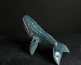 Figurine en céramique de baleine à bosse
