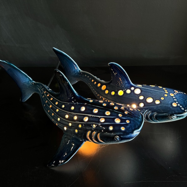 Luminária escultural de cerâmica em formato de tubarão-baleia - perfeita para apartamentos com decoração litorânea ou um presente ideal para amantes do oceano.