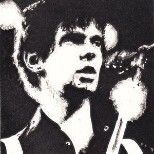 Puede incluir: Ilustración en blanco y negro de una persona cantando en un micrófono. La persona tiene el pelo corto y oscuro y lleva una camisa oscura.