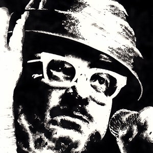 Könnte beinhalten: Schwarzweiß-Illustration einer Person mit Hut und Brille. Die Person schaut nach unten und hat einen ernsten Gesichtsausdruck.