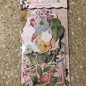 Puede incluir: Un paquete de recortes de papel "Willow & Sage noteworthy". Los recortes presentan diseños florales y botánicos en tonos rosa, verde, blanco y amarillo. El paquete contiene 50 piezas.