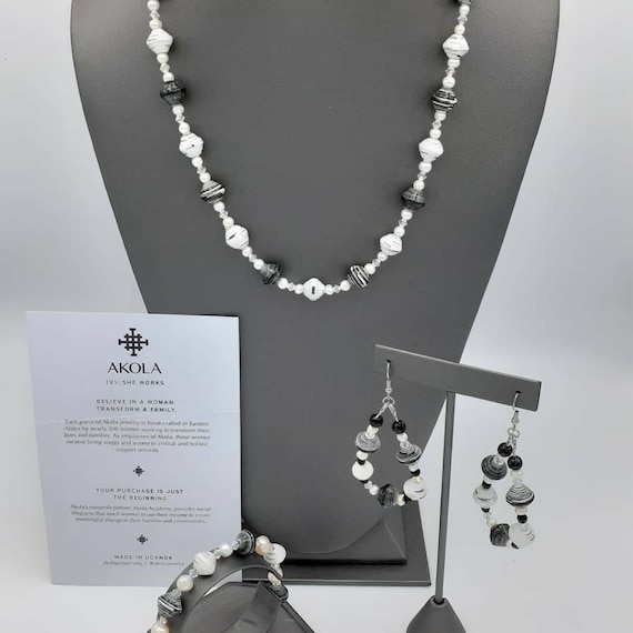 AKOLA beaded jewelry suite in black & white