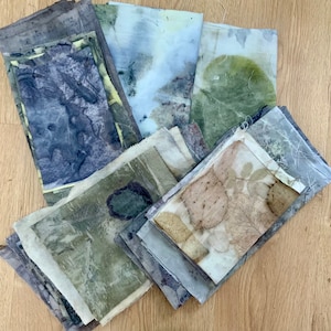 Katoenen stof met ecoprint: handgeverfde zijde, botanisch ontwerp
