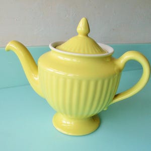 Ships FREE! 6 cup Hall Teapot 'Los Angeles' in Matte Soft Yellow  Vintage Tea Pot /Coffee/Chocolate Pot  Butter Yellow by Hall 1940s