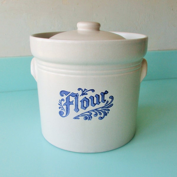 SHIPS FREE! 8"h Pfaltzgraff Yorktowne Flour Canister w Handles Large, Pfaltzgraff Flour Container and Cover, Blue White Kitchen Pottery MINT