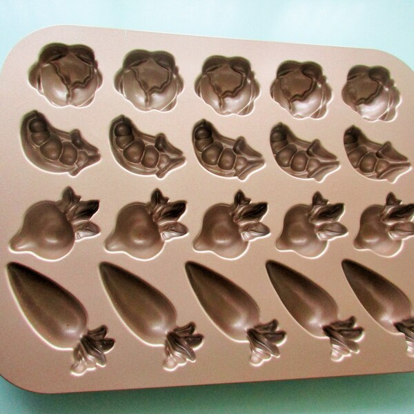 SHlPS FREE! 15" NordicWare USA  Garden Patch Cakelets  Baking Pan Cast Aluminum Non-Stick Cake Mold Makes 20 Mini-Cakes in 4 Veggie Designs!