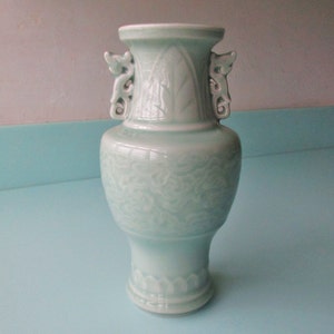 SHIPS FREE! 8.25" RARE Vintage Chinese Celadon Vase w Dragon Handles, Vintage Celadon Green Art Pottery Vase Embossed  Ikebana Celadon China