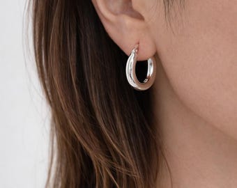 Orecchini a cerchio tubolari in argento sterling da 20 mm, gioielli leggeri e minimalisti per tutti i giorni.