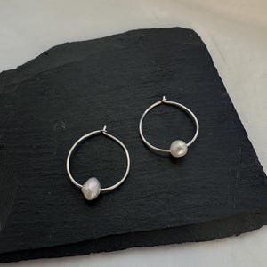 Orecchini a cerchio in argento sterling 925 con perle d'acqua dolce: piccoli gioielli minimalisti
