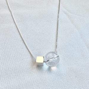 Halsband i 925 sterlingsilver med klar kvartskub: Minimalistiskt geometriskt hänge