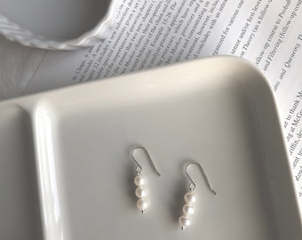 Pendientes colgantes de perlas de agua dulce en plata de ley: estilo minimalista.