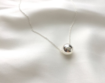 Halsband i sterlingsilver med kula: Minimalistiska vardagssmycken
