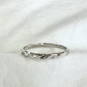 Sterling Silber Wellenring, Flammenform Silberband, gebogener stapelbarer Ring, zierlicher minimalistischer Ring, einzigartiger 925 Silberring für Frauen Geschenk
