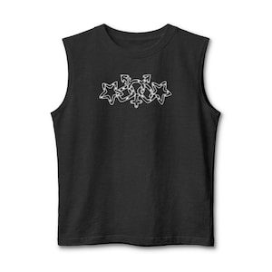 Könnte beinhalten: Ein schwarzes ärmelloses Shirt mit einem weißen Grafikdruck auf der Brust. Das Design besteht aus zwei fünfzackigen Sternen, die ein zentrales, miteinander verbundenes Symbol flankieren, das männliche und weibliche Geschlechtersymbole mit einem kreisförmigen Glied kombiniert.
