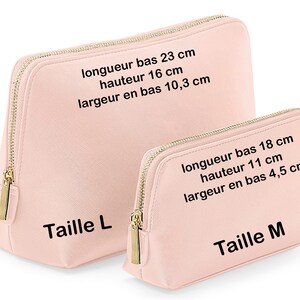 May include: Two pink zippered cosmetic bags, one large and one small. The large bag is labeled "Taille L" and has the dimensions: longueur bas 23 cm, hauteur 16 cm, largeur en bas 10,3 cm. The smaller bag is labeled "Taille M" and has the dimensions: longueur bas 18 cm, hauteur 11 cm, largeur en bas 4,5 cm.