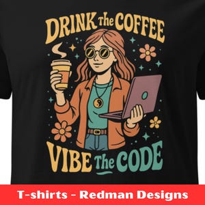 Op de afbeelding: Zwart t-shirt met een retro afbeelding van een persoon met koffie en een laptop. De tekst luidt "DRINK the COFFEE VIBE the CODE". Het ontwerp gebruikt oranje, gele en turquoise kleuren, met bloem- en stermotieven.