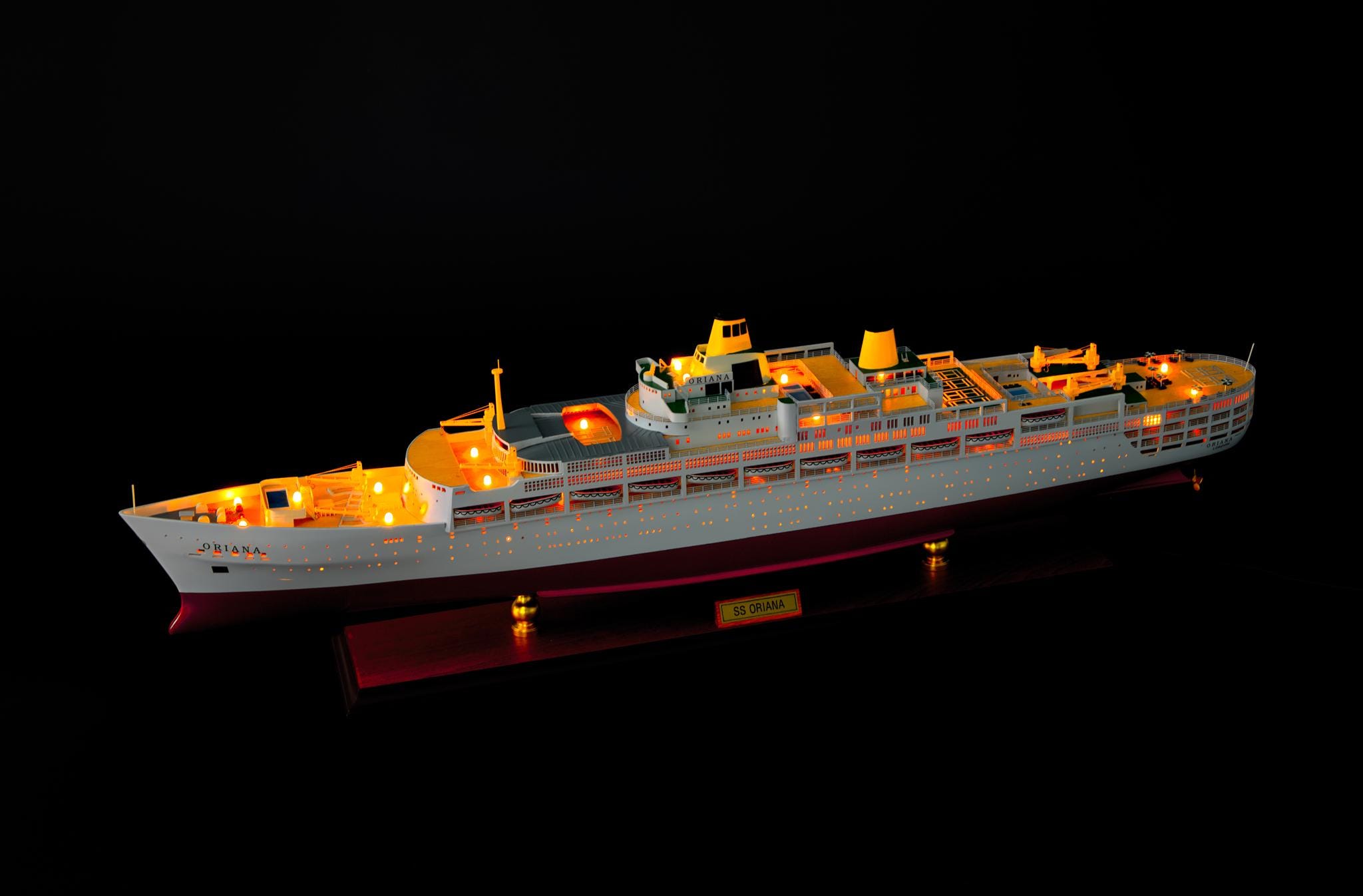 SSオリアナ模型クルーズ船 LEDライト付き 86 cm (34