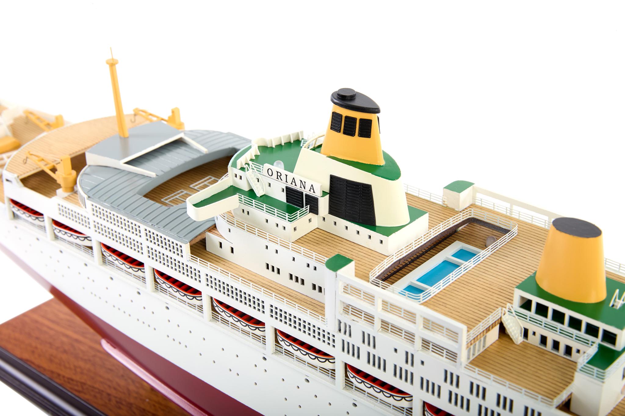 SSオリアナ模型クルーズ船 LEDライト付き 86 cm (34